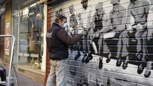 RIDEAU DE FER MARSEILLE - Reproduction de la photo mondialement connu « LUNCH ATOP A SKYCRAPER » réalisée à la bombe sur le rideau de fer d’un magasin de Marseille.
