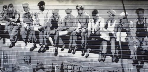 RIDEAU DE FER MARSEILLE - Reproduction de la photo mondialement connu « LUNCH ATOP A SKYCRAPER » réalisée à la bombe sur le rideau de fer d’un magasin de Marseille.