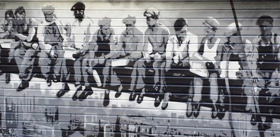 RIDEAU DE FER MARSEILLE - Reproduction de la photo mondialement connu « LUNCH ATOP A SKYCRAPER » réalisée à la bombe sur le rideau de fer d’un magasin de Marseille.