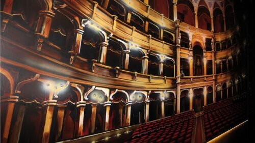 THEATRE - Décoration imaginée et réalisée autour du thème du théâtre. Décor peint en trompe l’œil d’un théâtre et de ses coulisses. Fibre optique intégrée dans la cloison afin d’éclairer les balcons.